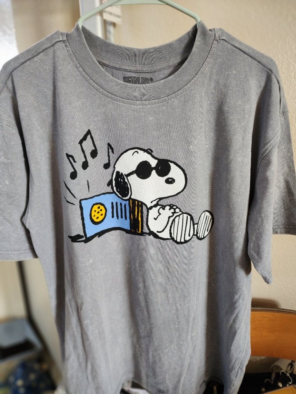 Peanuts Snoopy Men's Small Snoopy Jamming Music Boom Box Records NEW No Tags